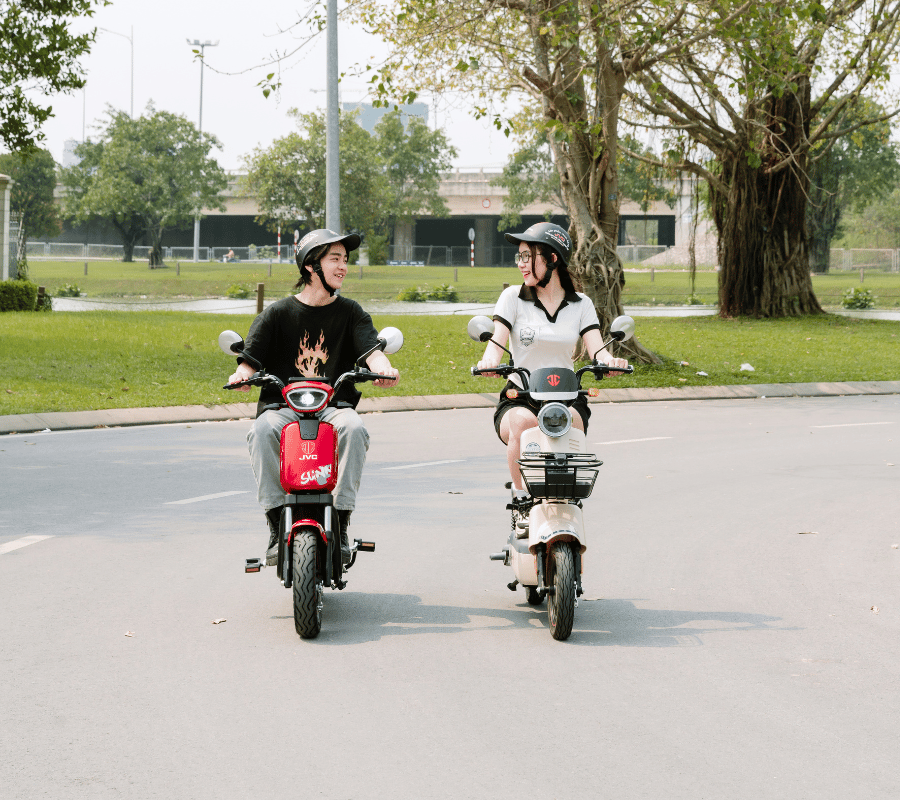 Xe máy điện chở quá người có bị phạt không