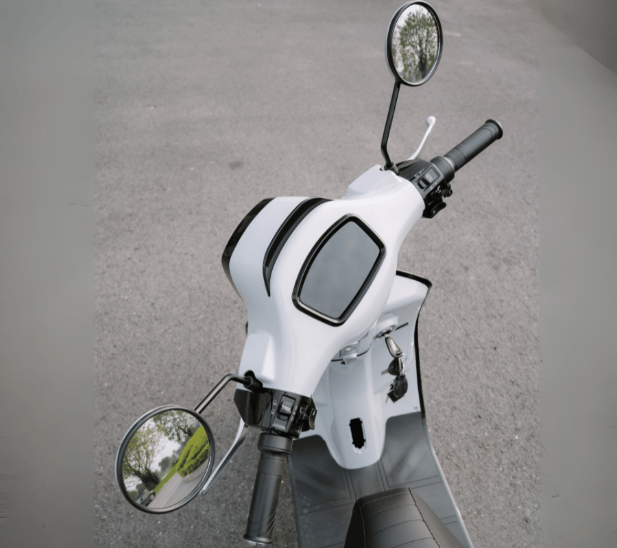 Gương xe máy điện có cần thiết không