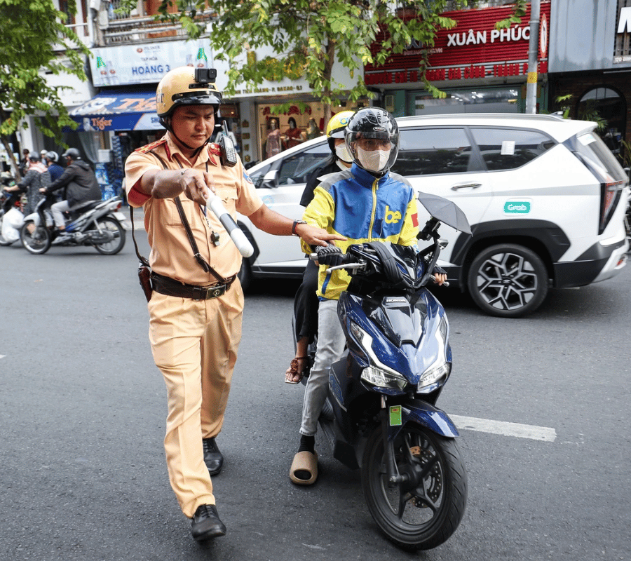 Lỗi không gương xe máy điện bị phạt bao nhiêu 2025