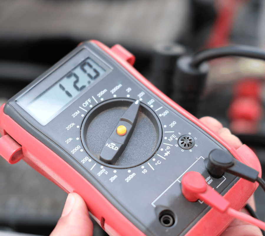 Cách xác định điện áp ắc quy phù hợp