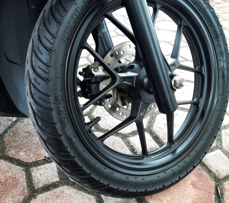 Các yếu tố ảnh hưởng đến chi phí thay lốp xe điện