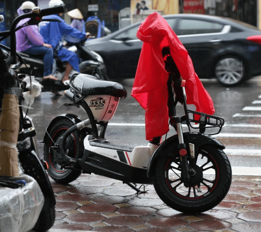 Mẹo di chuyển an toàn khi đi xe điện trời mưa
